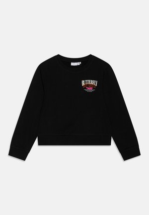 Svart kort sweatshirt laget av bomull. Har rund hals og lange ermer. Frontgrafikk med fargerik tekst som sier "BUTTERFLY."