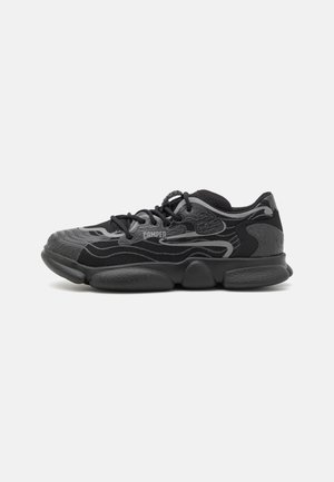 Czarne sneakersy z teksturowanym materiałem, z zapięciem na sznurowadła, okrągłą podeszwą i warstwowanymi akcentami w różnych odcieniach szarości, z logo po boku.
