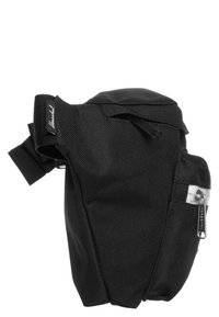 Sac en tissu noir avec une finition texturée, doté d'une poche à fermeture éclair sur le côté et d'une bandoulière ajustable. Design compact et arrondi, idéal pour un usage décontracté.