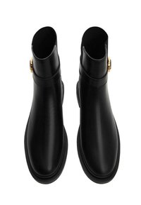 Zwarte leren enkellaarsjes met een gladde textuur, een ronde neus en gouden metalen accenten. Eenvoudig ontwerp met een strakke pasvorm bij de enkel.