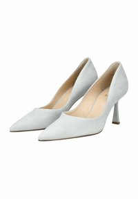 Zapatos de tacón puntiagudos en ante gris claro con una textura suave y un tacón delgado en azul claro, que presentan un diseño de corte bajo para una silueta elegante.