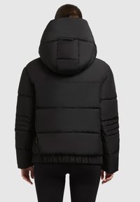 Sort dunjakke med hætte, der har et quiltet design, horisontal syning og elastisk kant. Glat, skinnende materiale.