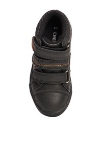 Scarpa nera in pelle per bambini con due strap in Velcro, punta rotonda, dettagli cuciti e foderato interno texturizzato. Taglia contrassegnata come 25.