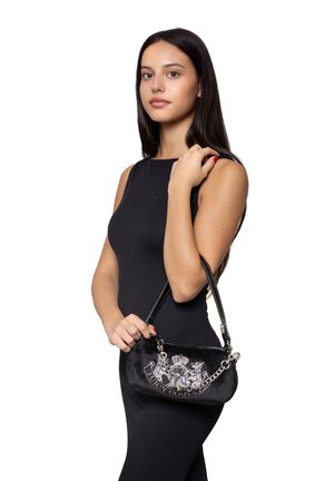 Schwarze Wildleder-Handtasche mit silbernen Kettenakzenten, ausgestattet mit einem geprägten Logodesign. Kompakte, runde Form mit einem einzelnen Schulterriemen.
