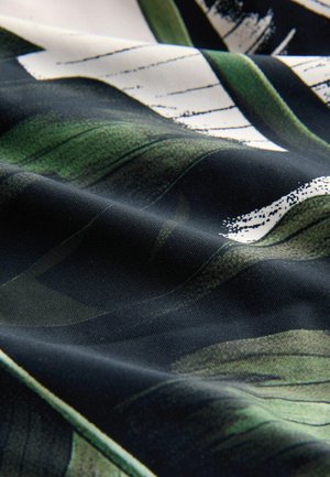 Material cu model, cu designuri verzi de frunze pe fundal închis, care evidențiază o textură fină și un contrast viu de culori.