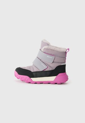 Stivale impermeabile viola e grigio con due cinturini in velcro grigi, base nera, suola rosa e rivestimento in pelliccia. Progettato per comfort e aderenza.