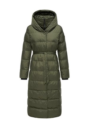 Manteau rembourré long vert olive avec une capuche, taille ceinturée et poignets élastiques. Présente une texture matelassée et une fermeture éclair à l'avant.