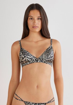 Bikini top med leopardprint i trekantet design, tynde justerbare stropper og en ensfarvet sort underkant. Glat stof med lav stræk.