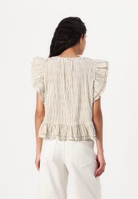 Blouse à rayures légères avec des manches à volants et un ourlet froncé. Fabriquée en tissu texturé dans des tons crème et beige, elle présente une fermeture en clé au dos.