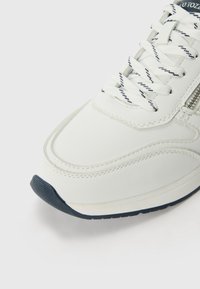 Thumbnail Image 6