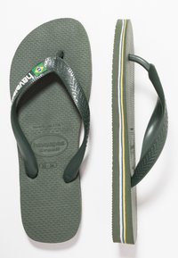 Infradito Havaianas verde scuro con suola testurizzata, bandiera brasiliana sulla cinghia e strisce gialle, blu e bianche sul lato della suola.