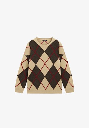 Beige trui met een ruitpatroon in donkerbruin en rood. Heeft een ronde hals en lange mouwen. Zachte, gebreide textuur.