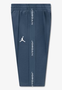 Μπλε σκούρο σορτς jogger κατασκευασμένα από αεριζόμενο ύφασμα, με λευκό λογότυπο Jumpman, κείμενο "JORDAN" και πλαϊνές τσέπες. Περιλαμβάνεται ελαστική μέση.