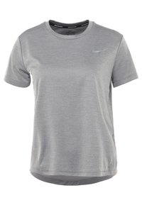 Camiseta deportiva gris de manga corta, fabricada con tela transpirable, que presenta un escote redondo y un sutil logo de Nike en el pecho.