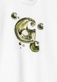 Hvid T-shirt med en blank, grøn flydende grafisk design bestående af overlappende bogstaver og mindre cirkulære former.