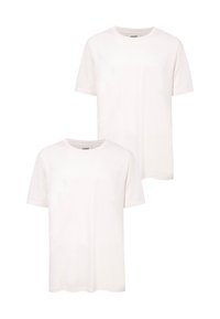 Zwei weiße Baumwoll-T-Shirts mit kurzen Ärmeln, Rundhalsausschnitt und einem kleinen Logo auf der Brust. Einfaches Design und glatte Textur.