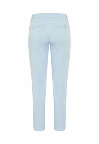 Lichtblauwe broek met een gladde textuur, toelopende pijpen en twee achterzakken. Kenmerkt zich door een tailleband met een subtiele logodetail.