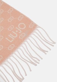 Sciarpa pesca con un motivo a logo ripetuto in beige chiaro, con bordi frangiati e una consistenza morbida. Il nome del marchio "LIU·JO" è ben visibile.