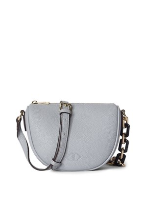 Lysegrå tekstureret læder crossbody taske med justerbar rem, gyldent lynlås og dekorativ sort og guldkæde som pynt.