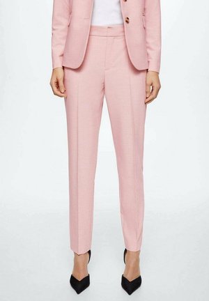 Lichtroze, op maat gemaakte broek gemaakt van gladde stof met een slim fit, voorzien van zijzakken en een platte voorkant. Zwarte puntige hakken inbegrepen.