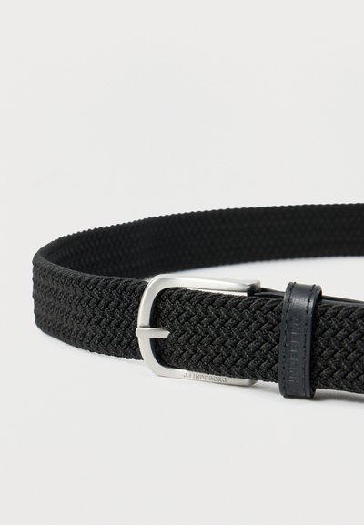 Μαύρη υφαντή ζώνη με ασημένια μεταλλική αγκράφα και μαύρη δερμάτινη θηλιά σε απλό λευκό φόντο.