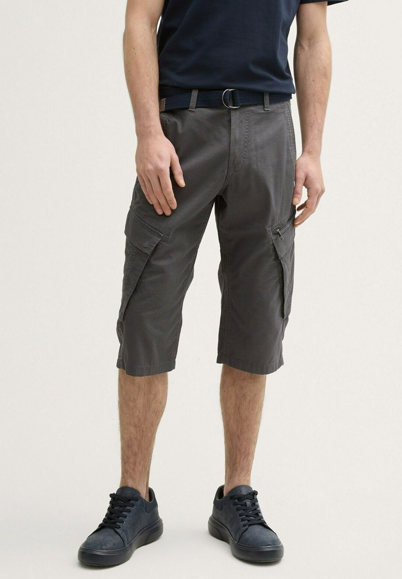 Grijze knielange cargoshorts met meerdere zijzakken, riemlussen en een ritsdetail; de stof heeft een gladde textuur met een subtiel patroon.