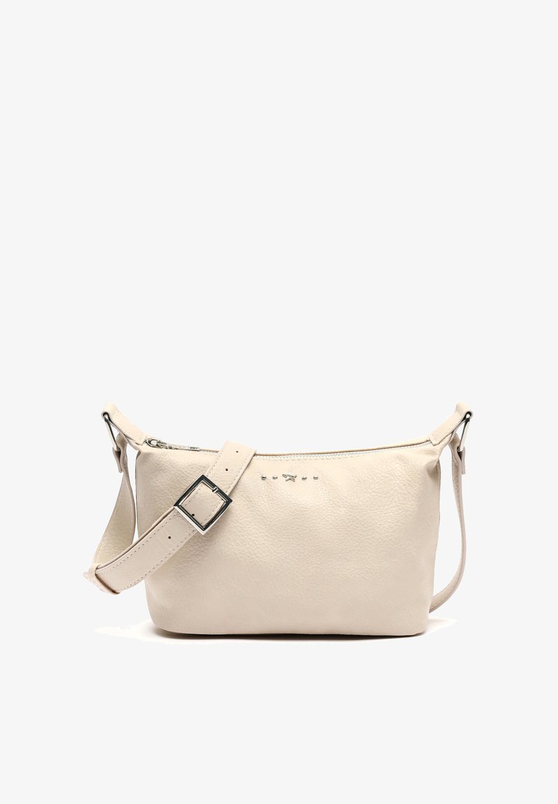 Borsa a tracolla beige in pelle con superficie texture, chiusura a zip, tracolla regolabile e rivetti decorativi lungo la parte frontale.