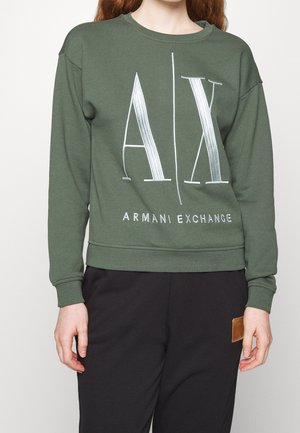 Sweatshirt vert à col rond, manches longues et coupe ample. Présente des lettres graphiques blanches "AX" et "ARMANI EXCHANGE" imprimées sur le devant.
