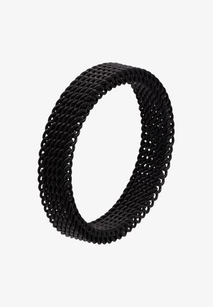 Zwarte elastische armband gemaakt van met elkaar verweven strengen, met een flexibele, gladde textuur en ronde vorm, geschikt voor verschillende polsformaten.