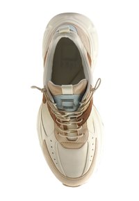 Klobige Sneaker mit einem cremefarbenen Lederobermaterial, braunen Wildledereinsätzen, beigen Textildetails und einem blauen Stoffetikett auf der Zunge.