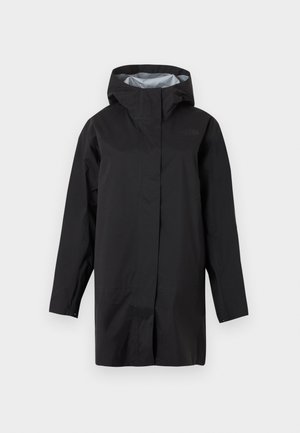 Giacca lunga nera impermeabile con cappuccio, cerniera frontale coperta da patta, maniche lunghe e taglio dritto, mostrata su sfondo grigio.