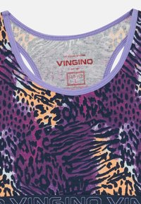 Violeta, persika un melna dzīvnieku raksta sporta krūšturis ar violetu apdari un "Vingino" zīmola nosaukumu un izmēra etiķeti iekšpusē.