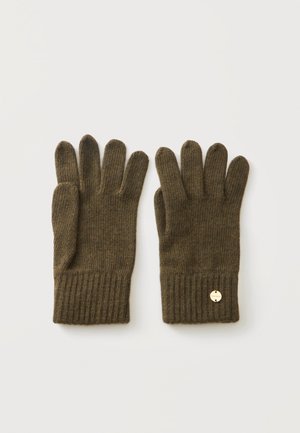 Set olijfgroene gebreide handschoenen met geribbelde manchetten en een klein rond gouden label op één handschoen, plat gelegd op een witte achtergrond.