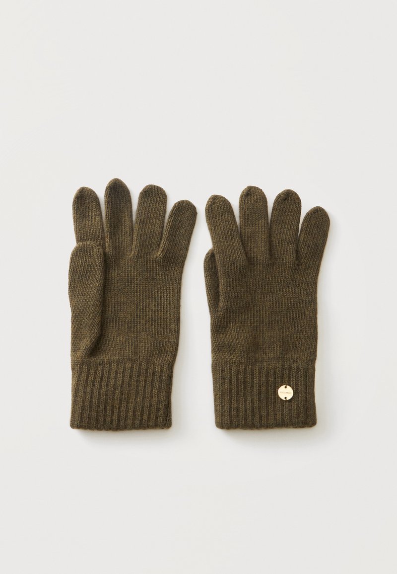 Paire de gants tricotés vert olive avec poignets côtelés et une petite étiquette ronde en or sur un gant, posés à plat sur fond blanc.