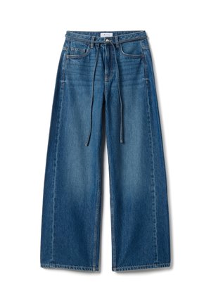 Jeans de denim azul de pierna ancha con cintura alta, que presentan un cierre con cordón, dos bolsillos delanteros y una textura descolorida en toda la prenda.