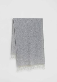 Écharpe grise tissée avec des bords à franges, présentant un motif texturé et une finition douce, idéale pour le superposition et la chaleur.