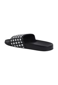Svart- og kvitternettslidesandal med flat såle og bred stropp. Laget av syntetisk materiale; glatt tekstur og minimalistisk design.