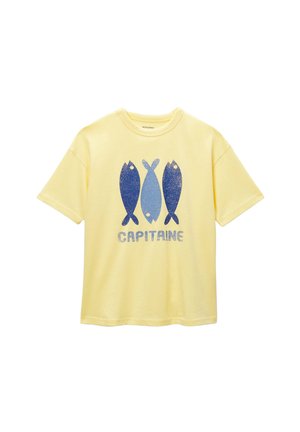 T-shirt jaune clair à manches courtes avec un motif de trois poissons bleus et le mot "CAPITAINE" imprimé sous les poissons.