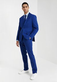 opposuits