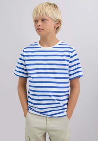 Camiseta de manga corta a rayas en algodón azul y blanco con cuello redondo; presenta rayas horizontales uniformes y un ajuste relajado.