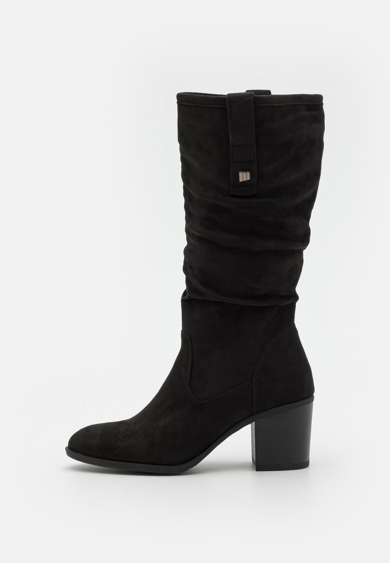 Botte hauteur genou en daim noir avec un design froissé, bout arrondi et talon bloc. Dispose d'une lanière décorative avec un accent en métal.