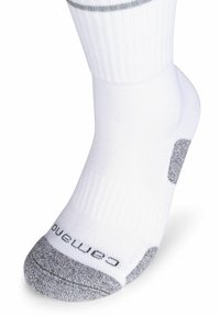 Witte sportsocken met grijze patroon op de teen, ribbelboord en gevoerde hak. Bevat het logo "Caniamo" aan de zijkant.
