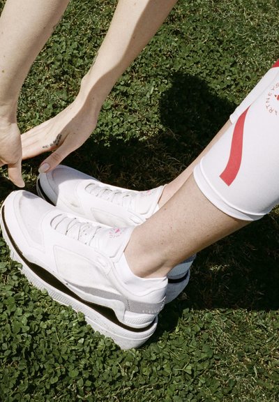 adidas by Stella McCartney ADIDAS BY STELLA MCCARTNEY EARTHLIGHT MESH - Road running shoes - cloud white/dove grey/core black