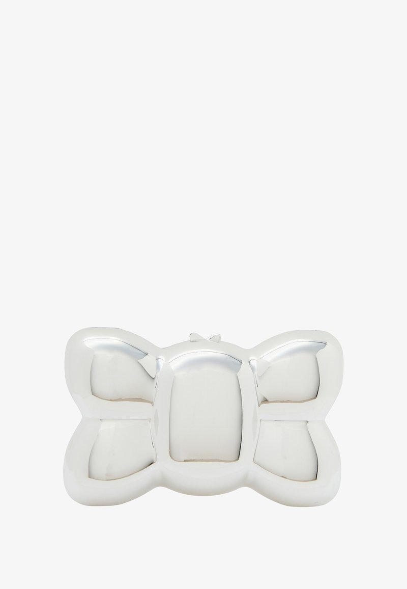 Ezüst fémből készült, pillangó formájú táska, sima felülettel, lekerekített szélekkel és egy kis zárómechanizmussal a tetején.