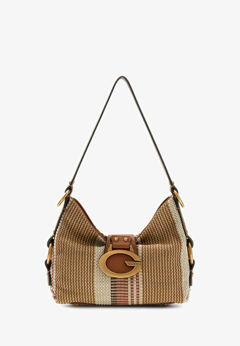 Petit sac d'épaule tissé avec un motif rayé marron et beige, fermoir ovale en or avec le logo Guess, et bandoulière noire avec ornements dorés.