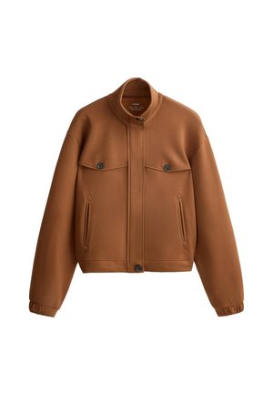 Bruine korte jas met hoge kraag, knoopsluiting, twee borstzakken met klep en knopen, twee zijzakken met openingen en elastische boorden.