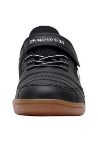 Schwarzer Sneaker mit Obermaterial aus Leder und Mesh, ausgestattet mit einem Klettverschluss, silbernen Schnürsenkeln und einer Gummisohle. KangaROOS-Logo auf dem Riemen.
