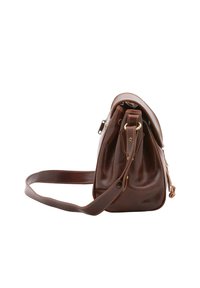 Borsa a tracolla in pelle marrone con una forma arrotondata, tracolla regolabile, accessori in metallo dorato e una superficie liscia e lucida.
