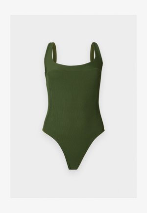 Πράσινο ολόσωμο μαγιό με ριγέ υφή, φαρδιές τιράντες και τετράγωνη λαιμόκοψη, εμφανίζεται πάνω σε απλό φωτεινό φόντο.