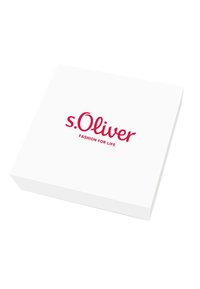 Caja rectangular blanca con una textura suave, con un prominente logo rojo de "s.Oliver" y el texto "FASHION FOR LIFE" debajo.